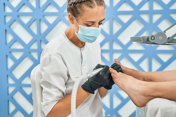 Comment réaliser un soin des pieds maison pour une peau douce et hydratée ?