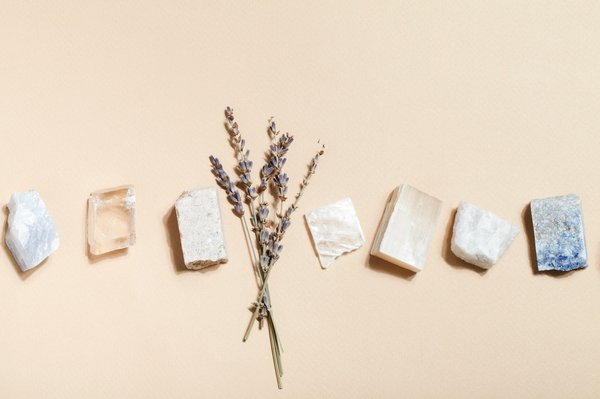 Quels sont les bienfaits de la lithothérapie pour améliorer l'équilibre émotionnel?